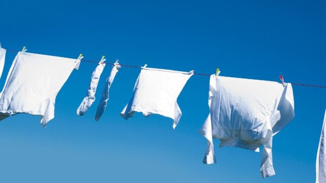 Κίτρινοι λεκέδες στα ρούχα: 5+1 για να τους εξαφανίσετε