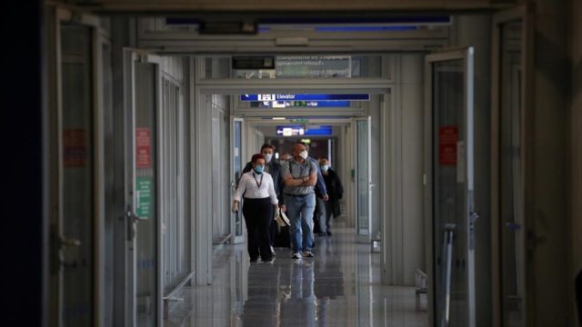 Εμβολιασμένο ζευγάρι “έφαγε πόρτα” σε αεροπλάνο επειδή έκανε το AstraZeneca της Ινδίας