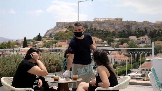 Νέα μέτρα σε εστίαση και ψυχαγωγία – Οδηγός για το τι ισχύει με εμβολιασμένους και μη