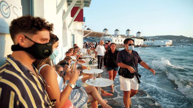 Συναγερμός στην Μύκονο – Συνεχίζουν ακάθεκτα τα κορωνοπάρτι στο νησί των Ανέμων