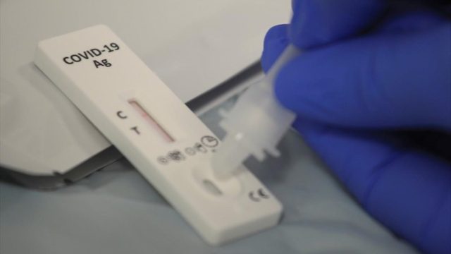 Ανατροπή με τα self tests: Συνεχίζεται η διάθεσή τους στα φαρμακεία – Πώς μπορείτε να… ξεσκεπάσετε όσους τα βγάζουν επίτηδες θετικά