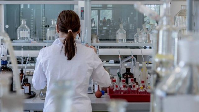 Γιατί δεν το κάνουμε ακόμα; Το απλό μέτρο που περιορίζει τη μετάλλαξη Δέλτα κατά 90%