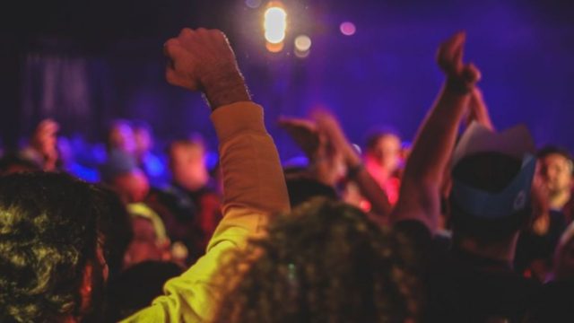 Παυλάκης – Κορωνοπάρτι: Ένα άτομο μπορεί να κολλήσει 100 ακόμα και σε εξωτερικό χώρο