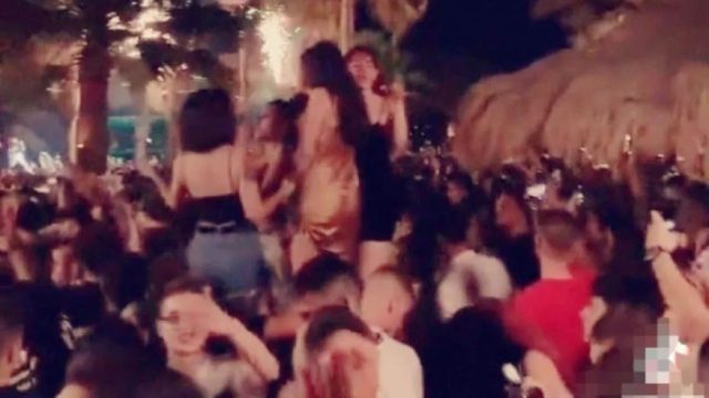 Κορωνοπάρτι στον Αλιμο: Ο ένας πάνω στον άλλον σα να μην υπάρχει κορωνοϊός (Βίντεο)