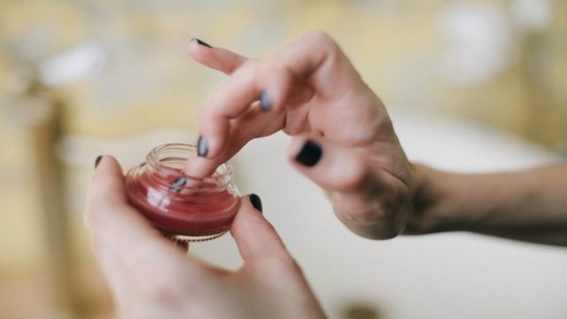 Φτιάξτε μια 100% φυσική κρέμα χεριών με λιγότερο από 5 Ευρώ!