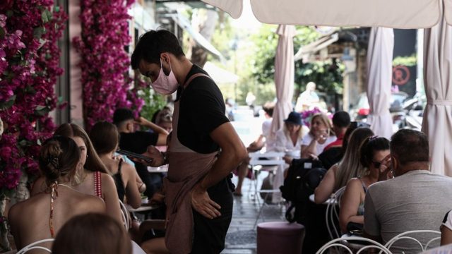 Κορωνοϊός: Ανησυχία για νέα έκρηξη κρουσμάτων τον Αύγουστο – Οι περιοχές που βρίσκονται στο στόχαστρο