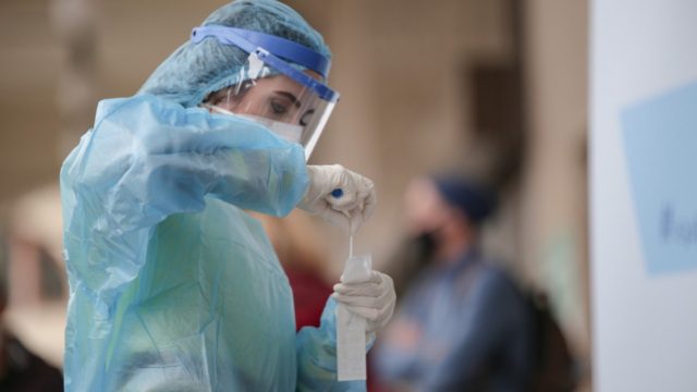 Κορωνοϊός: Σφαδάζει το ΕΣΥ – 1.834 νέα κρούσματα