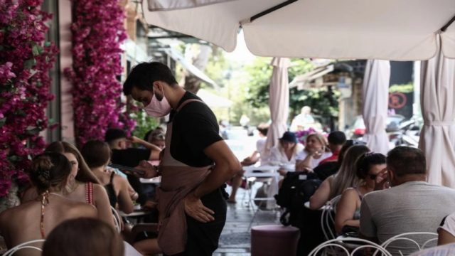 Νέα μέτρα μετά την απότομη αύξηση κρουσμάτων: Επίσπευση των εμβολιασμών, διασκέδαση μόνο καθιστοί, πρόστιμα και λουκέτα στα μαγαζιά