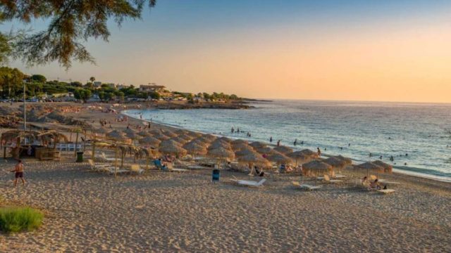 Διακοπές στην πανέμορφη Κυπαρισσία – Ανακαλύψτε τα λιθόστρωτα καλντερίμια στις ακτές του Ιονίου