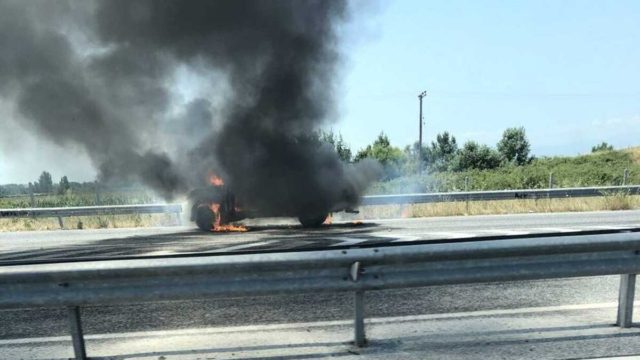 Συναγερμός στη Λάρισα: Αυτοκίνητο τυλίχθηκε στις φλόγες στην Εθνική οδό!