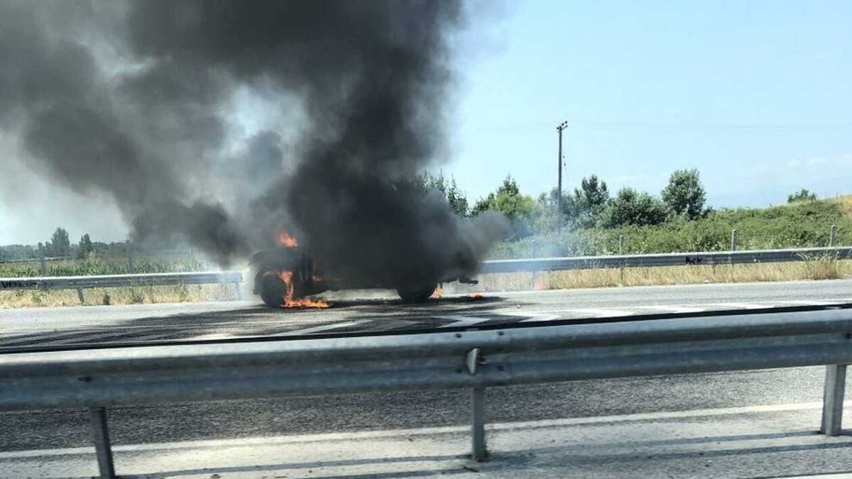Συναγερμός στη Λάρισα: Αυτοκίνητο τυλίχθηκε στις φλόγες στην Εθνική οδό!