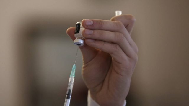 Εταιρεία δίνει πριμ 500 ευρώ στους εμβολιασμένους υπαλλήλους της