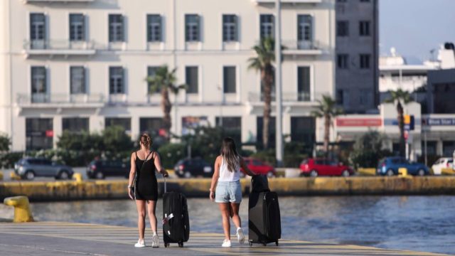 «Έμφραγμα» στο λιμάνι του Πειραιά: Φεύγουν όλοι και αδειάζει η Αθήνα