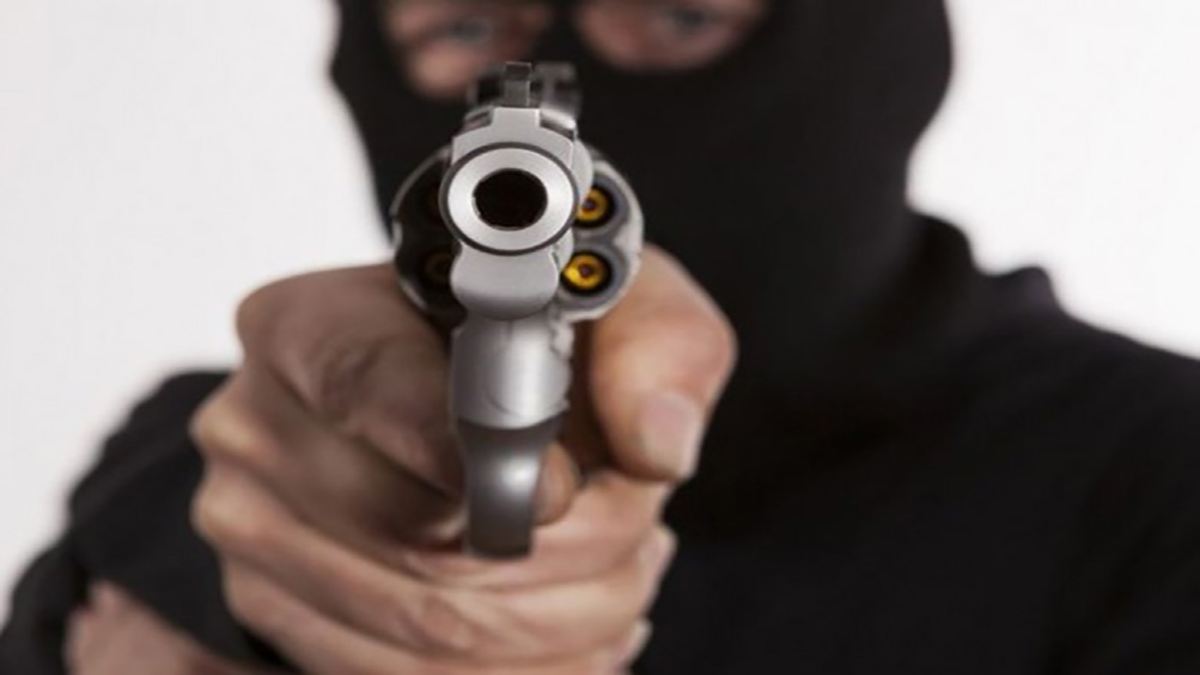 Κέρκυρα: Ζωντανός εφιάλτης σε ενεχυροδανειστήριο – Άντρας εισβάλει με κουκούλα και όπλο