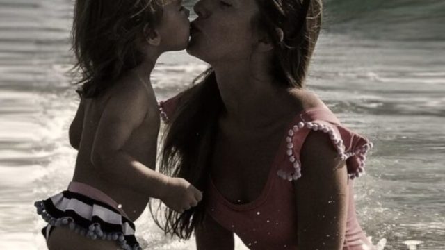 «Ναι αφήνω την 7χρονη κόρη μου να φοράει στρiνγκ μαγιώ, τί το κακό με αυτό;»