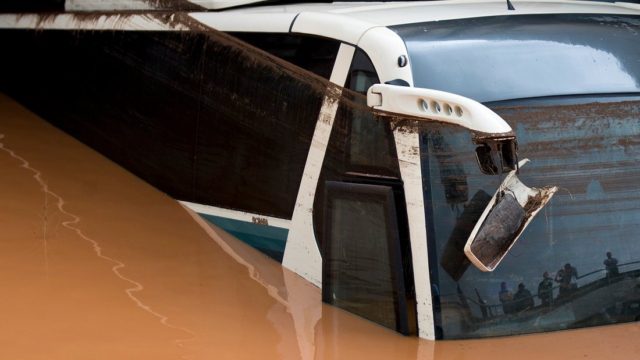 Πλημμύρες στη Μάνδρα – ΔΙΚΑΙΩΣΗ: Ένοχοι Περιφέρεια, Πολιτική Προστασία, ΕΛ.ΑΣ. – Αποζημίωση 270.000 ευρώ σε οικογένεια 29χρονου νεκρού