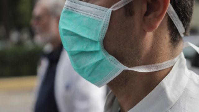 Γυρνάμε πίσω: Επιστρέφει παντού η μάσκα, μόνο εμβολιασμένοι σε κλειστούς χώρους