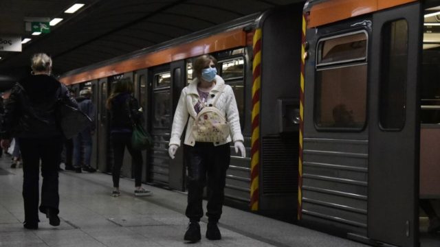 Νέοι περιορισμοί στους ανεμβολίαστους – Yποχρεωτικό τεστ για τις μετακινήσεις με τα ΜΜΜ