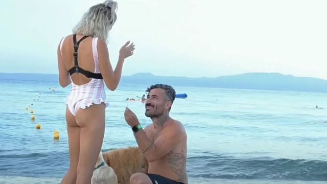 Ο Γιώργος Μαυρίδης έκανε πρόταση γάμου στην σύντροφό του στην παραλία