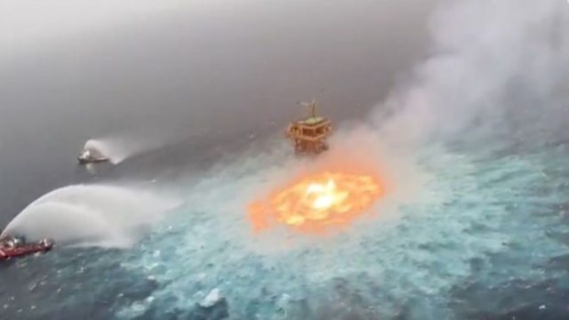 «Πύρινο μάτι» στο Μεξικό: Φωτιά ξέσπασε στην επιφάνεια του ωκεανού