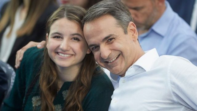 Μητσοτάκης: Φωτογραφίζεται με την κόρη του στην αποφοίτησή της