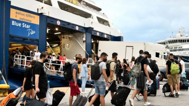 «Νησιά μόνο για εμβολιασμένους» – Πρόταση βόμβα για νέα μέτρα!