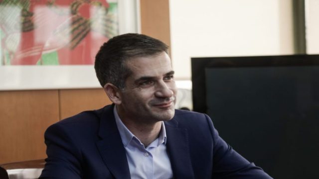 Ο Κώστας Μπακογιάννης έκανε τη δεύτερη δόση του εμβολίου με το… καπάκι στο χέρι