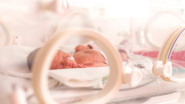 Ανείπωτη θλίψη: Μωρό λίγων ωρών έφυγε από τη ζωή μέσα σε ασθενοφόρο που το μετέφερε στην Πάτρα