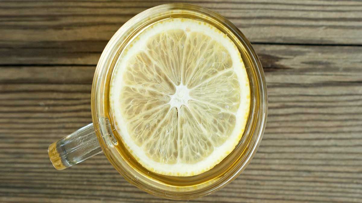 Πίνετε ζεστό νερό με λεμόνι το πρωί και τότε αυτά τα 7 πράγματα θα συμβούν