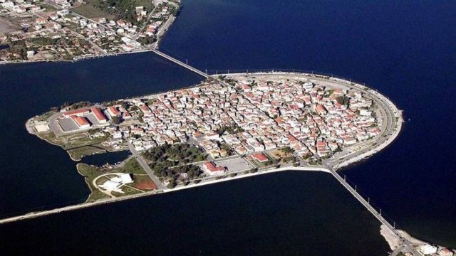 Η Βενετία της Ελλάδας: Αρχικά αποτελούταν από πολλά μικρά νησάκια, που οι ψαράδες τα ένωσαν με γεφυράκια