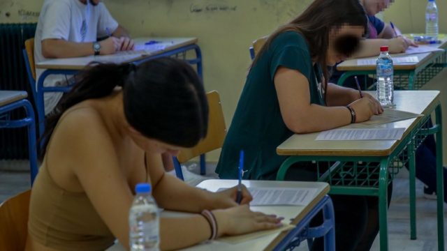 Πανελλαδικές Εξετάσεις 2021: Στα Ισπανικά εξετάζονται οι υποψήφιοι – Σήμερα λήγει η προθεσμία για τη δήλωση κινητού τηλεφώνου
