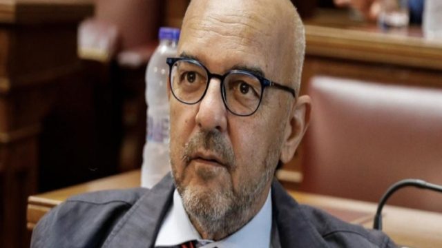 Μπάμπης Παπαδημητρίου: «Θα κάνουμε επίθεση σε όσους πιστεύουν αντιεπιστημονικά πράγματα» – «Εμφύλιος» κυβέρνησης-αντιεμβολιαστών και το μήνυμα Μητσοτάκη