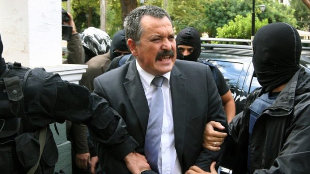 Χρήστος Παππάς: Το παρασκήνιο της σύλληψης στο σπίτι – Τι είπε στους αστυνομικούς που τον «ξετρύπωσαν» – Οδηγείται στον εισαγγελέα