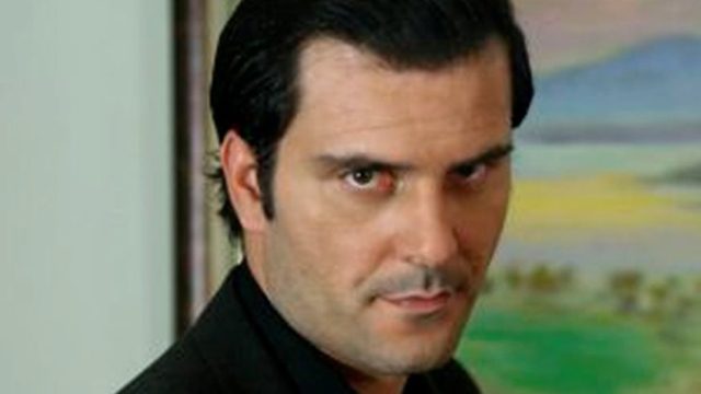 Θυμάστε τον «κακό» του «Παρά Πέντε»; Παραμένει και σήμερα γοητευτικός!