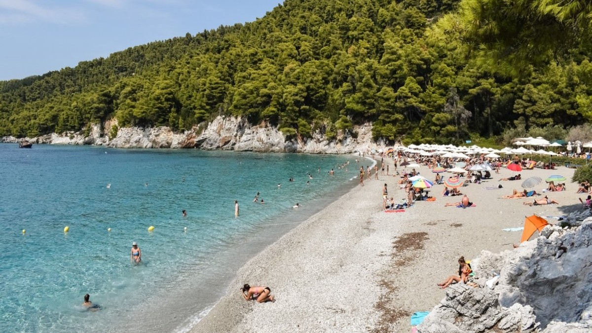 Οι 545 ελληνικές παραλίες με Γαλάζια Σημαία – Ποιες είναι και πώς γίνεται η απονομή τους