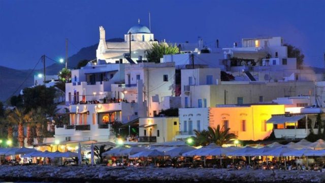 Πάρος: 18χρονοι θετικοί στον κορωνοϊό παρέμειναν 16 ώρες σε υπαίθριο πάρκινγκ