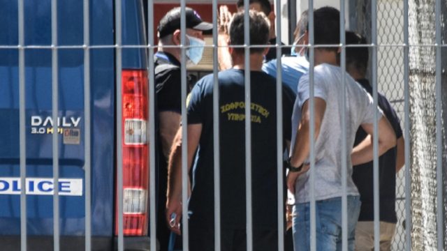 Πέτρος Φιλιππίδης: Πέρασε την πόρτα των φυλακών Τρίπολης – Ο Λιγνάδης και οι άλλοι «γνωστοί» συγκρατούμενοί του (Video-Photo)