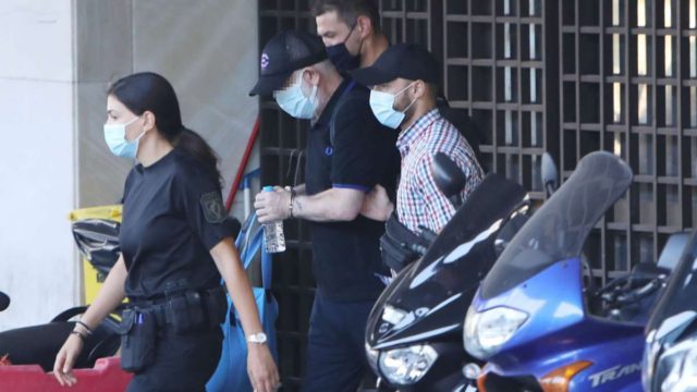 Πέτρος Φιλιππίδης: Βρίσκεται σε κατάσταση σοκ – Περπατάει με κατεβασμένο το κεφάλι