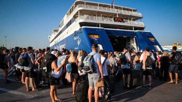 Όπου φύγει φύγει: Τρέχουν στο λιμάνι του Πειραιά για να ταξιδέψουν… υπό το βλέμμα του υπουργού