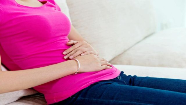 Πόνος στην κοιλιά: Τι δείχνει όταν είναι δεξιά και τι όταν είναι αριστερά