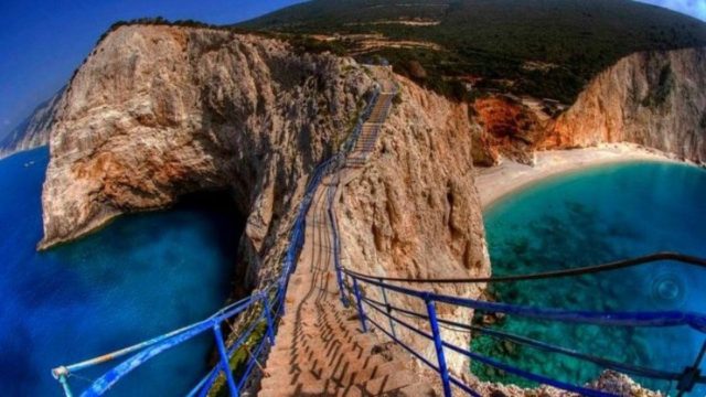 Πόρτο Κατσίκι: Η μαγική παραλία της Λευκάδας που για να φτάσεις πρέπει να κατέβεις 100 σκαλοπάτια