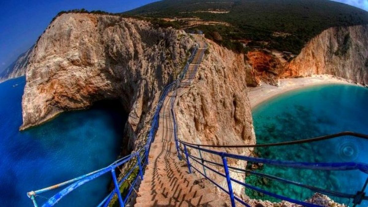 Πόρτο Κατσίκι: Η μαγική παραλία της Λευκάδας που για να φτάσεις πρέπει να κατέβεις 100 σκαλοπάτια