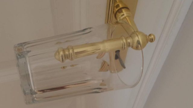 Έβαλε ένα ποτήρι στο χερούλι της πόρτας. Προσέξτε τώρα τι θα συμβεί μόλις κάποιος γυρίσει το πόμολο…