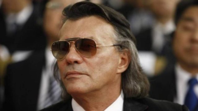 To’ πε και το ‘κανε: Κι όμως, έτσι εμφανίστηκε στη κηδεία του Τόλη Βοσκόπουλου ο Ηλίας Ψινάκης!