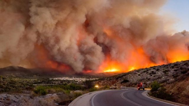 Ισχυρή πυρκαγιά στη Χίο: Εκκένωση του χωριού Κατάβαση