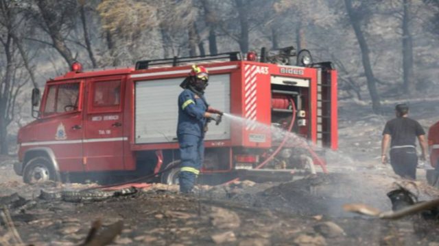 Μεγάλη πυρκαγιά στη Χασιά – Ισχυρές επίγειες κι εναέριες δυνάμεις – Οι περιοχές της Αττικής που βρίσκονται σε κίνδυνο
