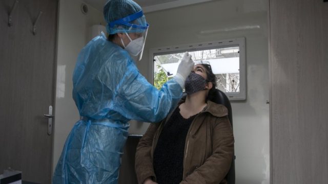 Ουρές στο Σύνταγμα για ένα δωρεάν rapid test μετά τις αλλαγές στις μετακινήσεις