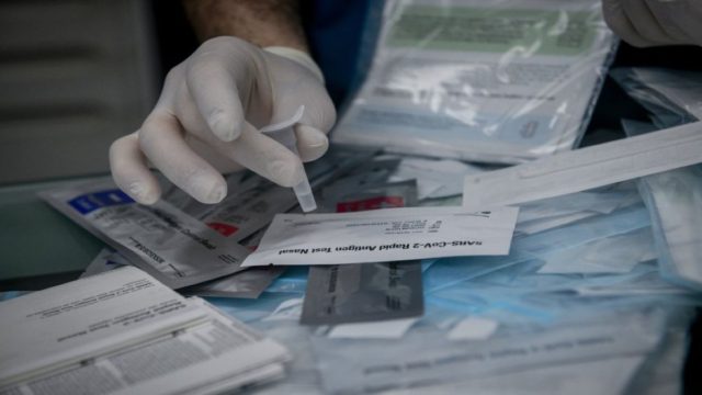 Self test: Επιστρέφουν από σήμερα στα φαρμακεία – Τι ισχύει για εργαζόμενους – Ποιοι δεν θα κάνουν