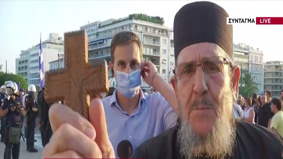 Την «έπεσαν» στο δελτίο του ΣΚΑΪ αρνητές του εμβολίου – Ρασοφόρος αρνητής με σταυρό και γαλλικά έκανε «ντου» στον καμεραμάν (Video)