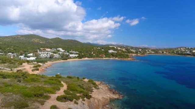 Ακτή Ασημάκη: Η παραλία στα νότια της Αττικής μέσα στο πράσινο με τα καταγάλανα, καθαρά νερά!
